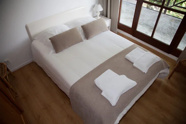 Дуже красиве велике ліжко в спальні — стокове фото