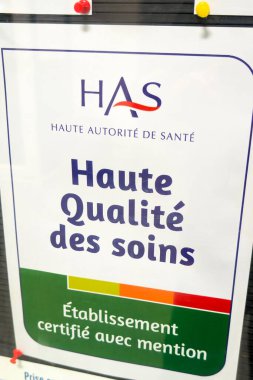 Bordeaux, Fransa - 128 28 2025: Haute autorite de sante logo markası ve bir sağlık merkezinin sağlık kalitesi sertifika belgesi için Fransız yüksek otoritesi var.