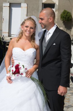 Yeni çift dışında ve mutlu birlikte düğün