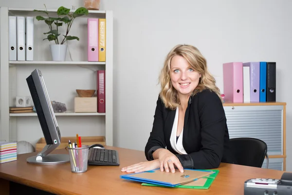 Blond en schattige jonge vrouw op kantoor — Stockfoto