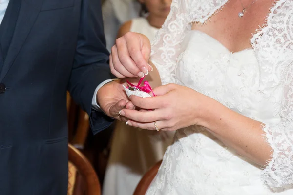 Bride and the groom showing their rings — Stock Photo, Image