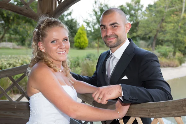 Recién casados afuera y felices juntos — Foto de Stock