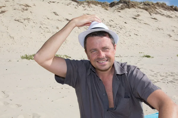 Bell'uomo con un cappello che guarda la macchina fotografica — Foto Stock