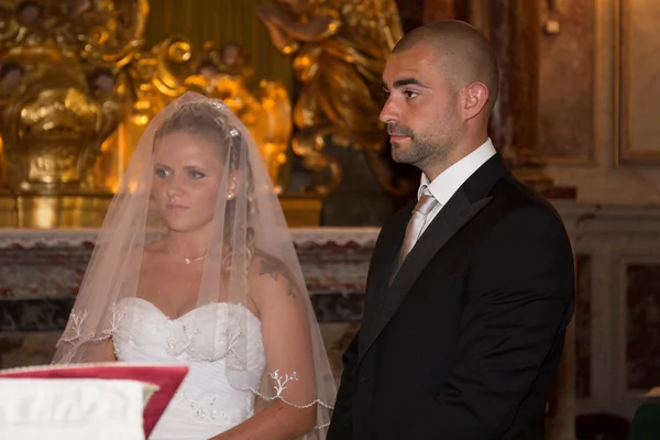 Жених и невеста во время церемонии бракосочетания — стоковое фото