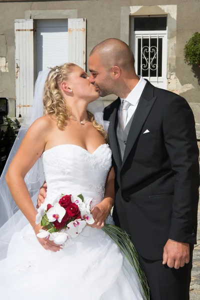 Recién casados afuera y felices juntos — Foto de Stock