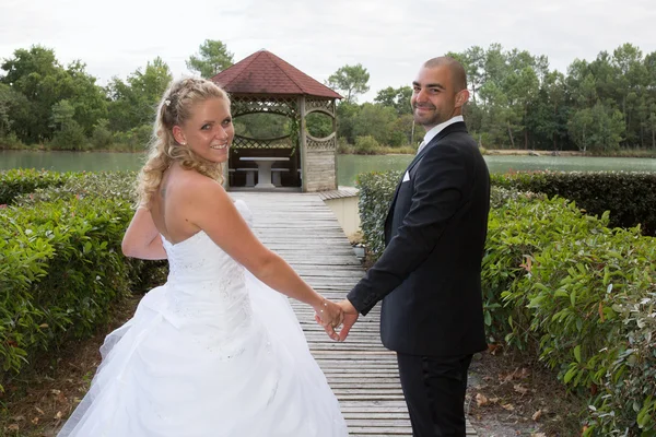 Yeni çift dışında ve mutlu birlikte düğün — Stok fotoğraf
