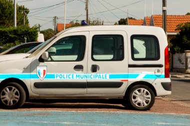 Yerel polisler kasaba ve belediye başkanının doğrudan yetkili altında Fransa şehirleri zabıta