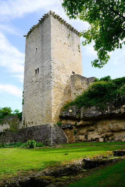 Ortaçağ taş kulesi Green Park 'taki harabe