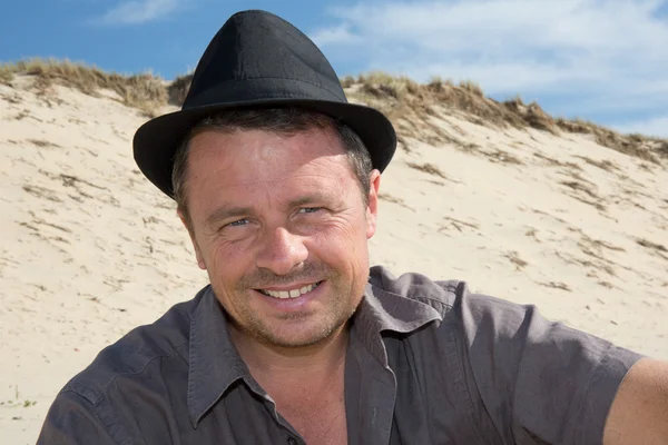 Handsome man with a hat looking at the camera — Stock Photo, Image