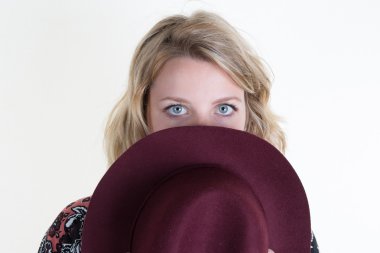 Sarışın kadın ve muhteşem kameraya bakıyor