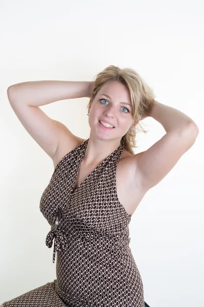 Sexig blond kvinna poserar framför kameran — Stockfoto