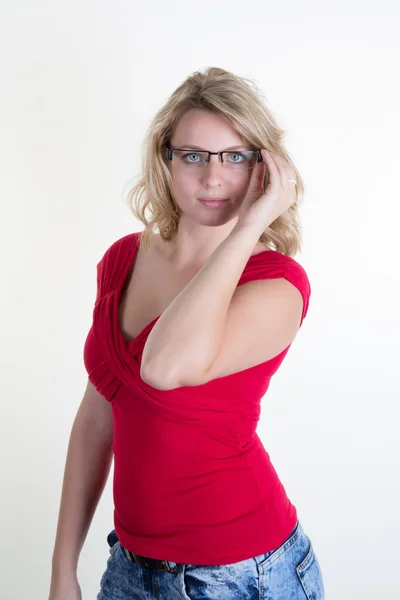 Gözlüklü sarışın genç kadın — Stok fotoğraf