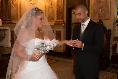 Gelin ve damat kilise düğün töreni sırasında