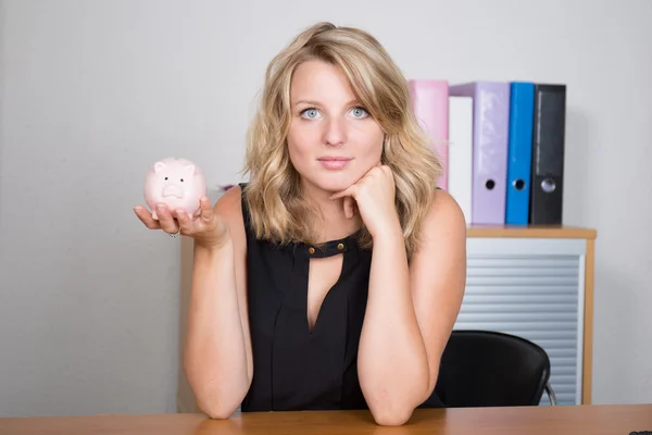 Mooie gelukkig vrouw met een piggy bank — Stockfoto