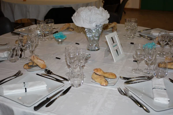Свадебные столы для изысканной трапезы или другого мероприятия — стоковое фото