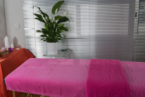 Bella sala massaggi in un salone spa — Foto Stock