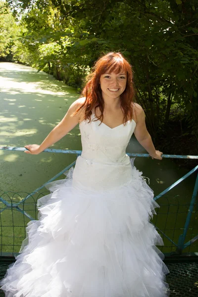Милая невеста готова к свадьбе — стоковое фото