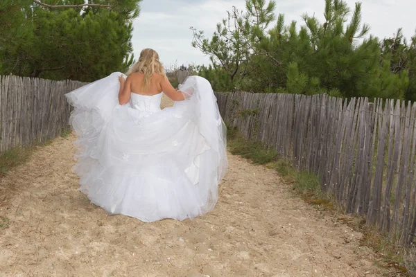Красивая Красивая Невеста Белым Свадебным Платьем — стоковое фото