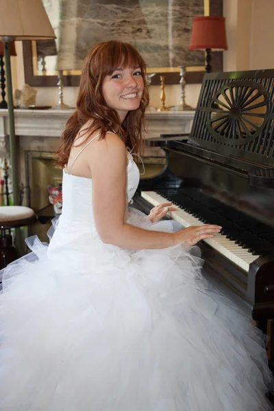 Bastante encantadora novia listo para la boda — Foto de Stock