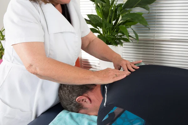 Physiothérapeute Femme Faisant Massage Dos Dans Bureau Médical — Photo