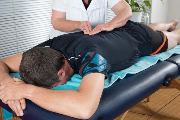Fisioterapeuta Mujer Haciendo Masaje Espalda Consultorio Médico —  Fotos de Stock
