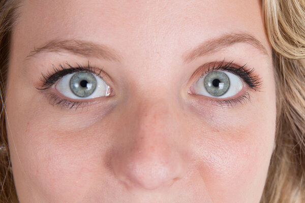 Крупный план красивых голубых глаз молодой женщины
