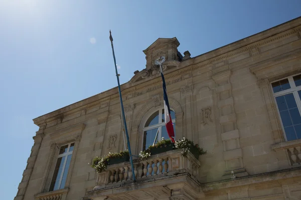 Drapeau sous le bâtiment de la mairie sous le ciel bleu — Photo