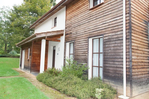 Gelbes Holzhaus mit rotem Dach im skandinavischen Stil