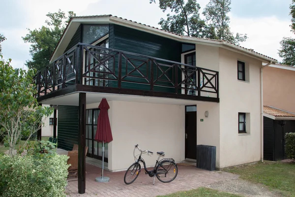 Une belle maison avec un joli jardin — Photo