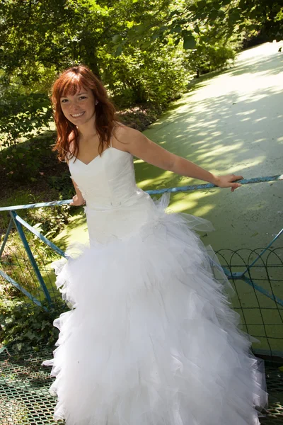 Очень красивая невеста с рыжими волосами — стоковое фото