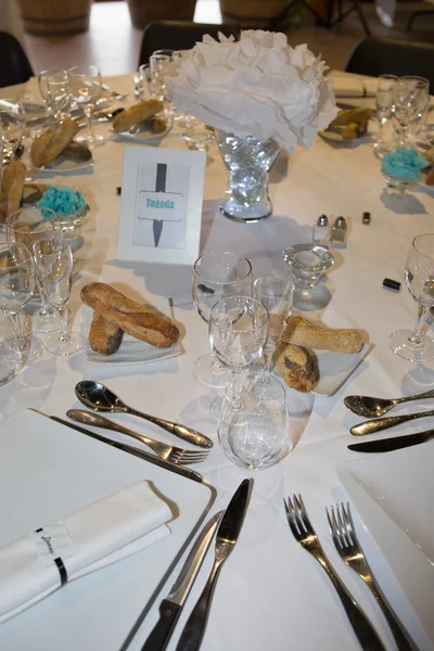 Свадебные столы для изысканной трапезы или другого мероприятия — стоковое фото