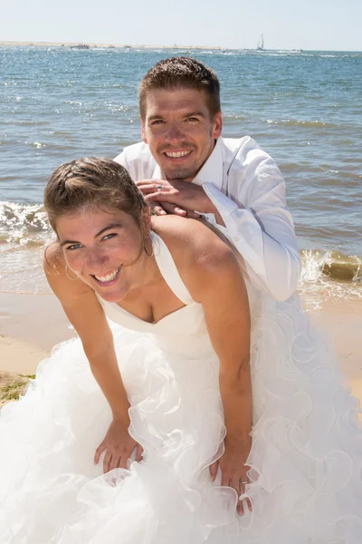 Glückliches Hochzeitspaar — Stockfoto