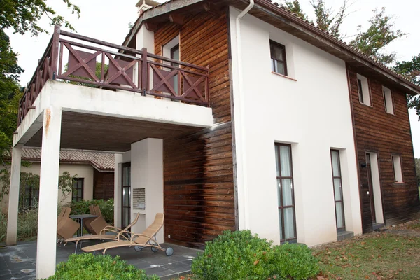 Hermosa casa de madera — Foto de Stock