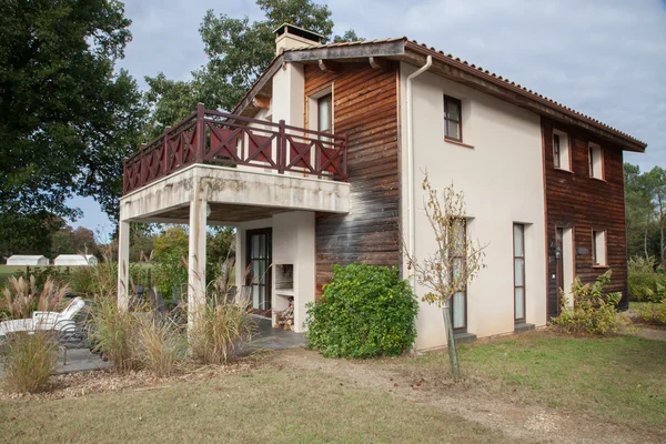 Hermosa casa de madera — Foto de Stock