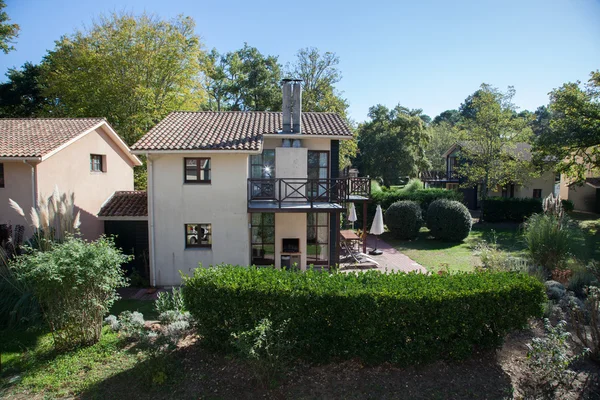 Ett mycket trevligt hus med en trädgård — Stockfoto