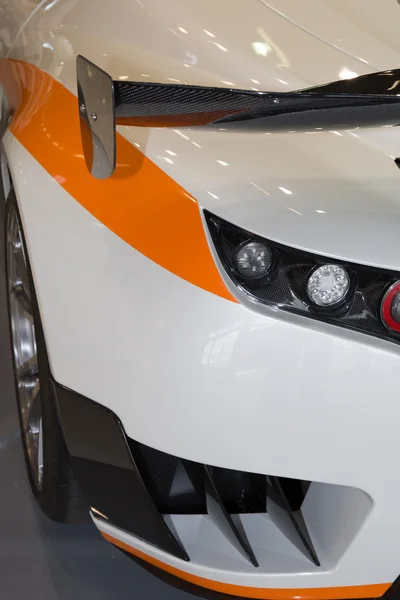 Une voiture de sport électrique orange et blanche — Photo