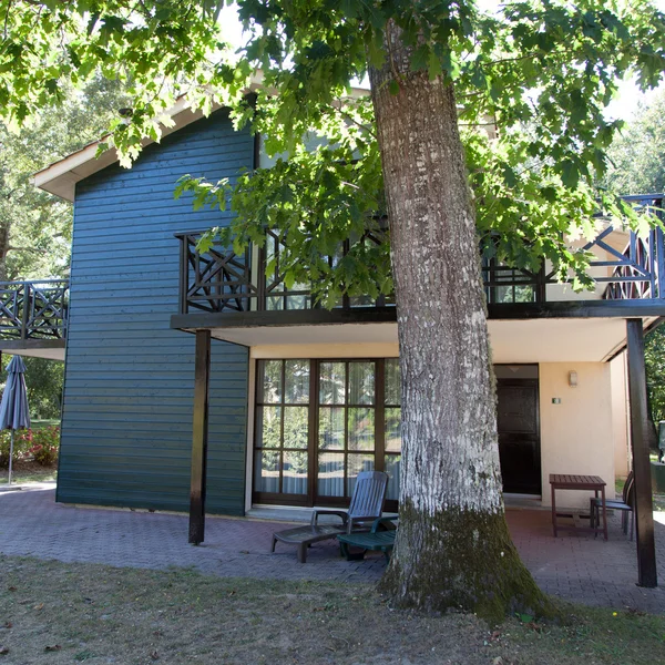 Hermosa casa en un jardín — Foto de Stock