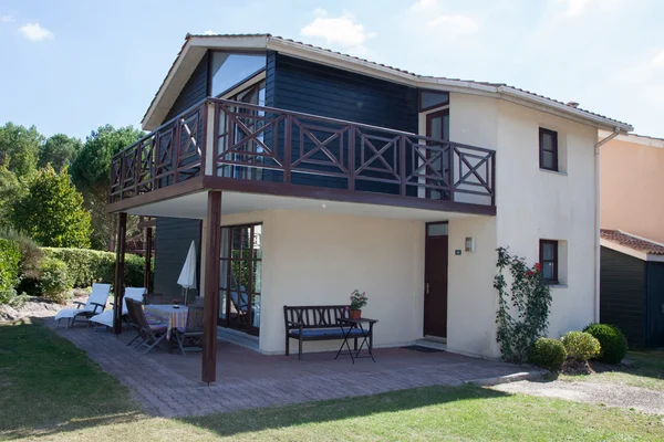 Hermosa casa en un jardín —  Fotos de Stock