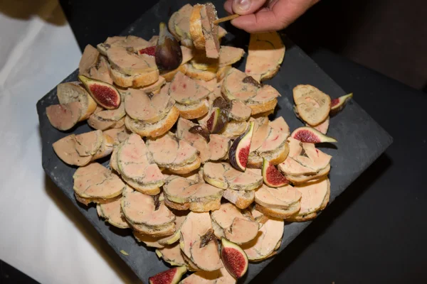 Szare płytki z foie gras i świeże rys. — Zdjęcie stockowe