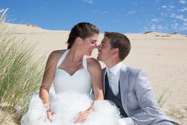 Casal de casamento na praia — Fotografia de Stock