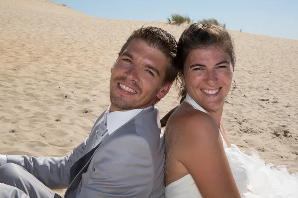 在海滩上愉快和可爱的新婚夫妇 — 图库照片