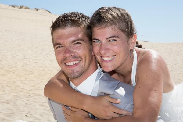 在海滩上愉快和可爱的新婚夫妇 — 图库照片