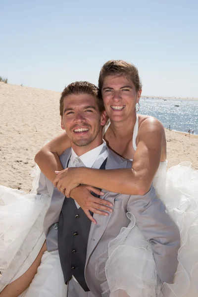 Счастливая и милая свадьба на пляже — стоковое фото