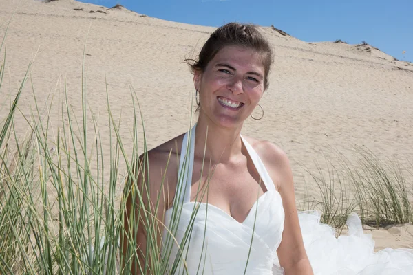 Mujer encantadora y bonita feliz y sola — Foto de Stock