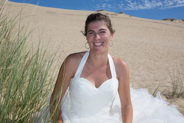 Mujer encantadora y bonita feliz y sola — Foto de Stock