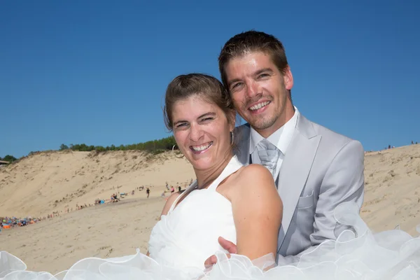 Счастливая и милая свадьба на пляже — стоковое фото