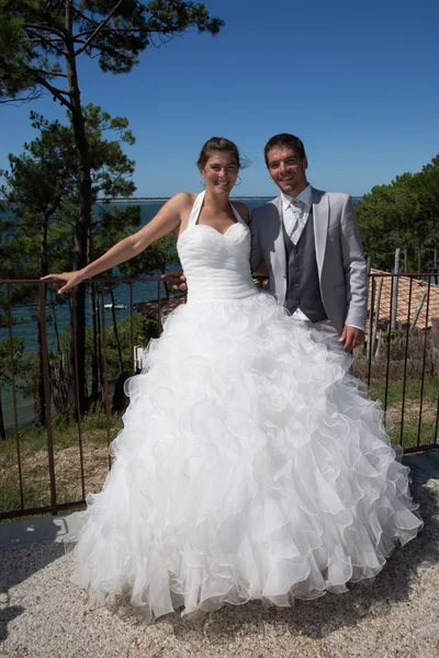 Hermosa y encantadora pareja de boda en la playa —  Fotos de Stock