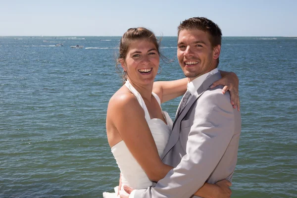 Beau et beau couple de mariage à la plage — Photo