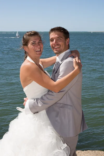 Hermosa y encantadora pareja de boda en la playa — Foto de Stock
