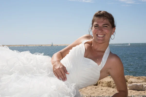 그녀의 사랑을 기다리는 해변에서 아름 다운 신부 — 스톡 사진